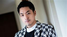 蔣萬安貼出兩張帥氣照片，似乎有些苦惱造型如何選擇。（圖／翻攝自蔣萬安臉書）