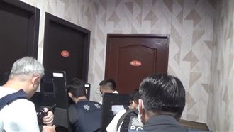 槍手攜械逃亡　警攻堅生死一瞬間