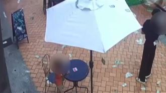 監視畫面曝光！駁二撒鈔票的真相出爐