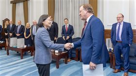 蔡英文總統今（16）日接見華府智庫「美國企業研究院」(AEI)訪問團。（圖／總統府提供)