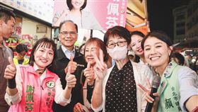 游錫堃、顏若芳等人陪同謝佩芬掃街，力拚翻轉中山、北松山區立委席次。（圖／謝佩芬辦公室提供）