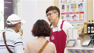 50歲行員變店員  「小蔡明忠」的第二人生