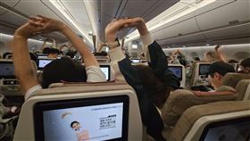 搭長途飛機，降落前乘客伸展拉筋。（圖／翻攝自布萊N 機票達人 臉書）