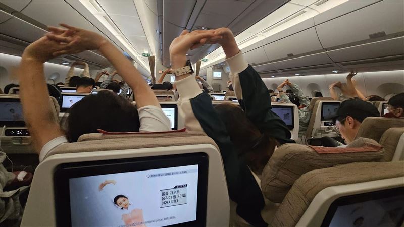 飛機降落前全機「舉手」　萬人笑：我也會