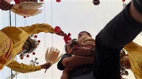 ▲大人小孩皆能獲得平安。（圖／寶島神很大）

