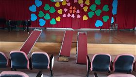 ▲北市東湖國小舞台倒塌10名學童慘遭壓傷（圖／北市消防局）