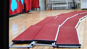 ▲北市東湖國小舞台倒塌10名學童慘遭壓傷（圖／北市消防局）