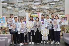 杭州亞運屏東選手成績亮眼  周春米頒