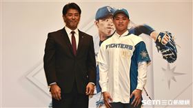 ▲孫易磊加盟日職火腿鬥士記者會，總經理稻葉篤紀和孫易磊合影。（圖／記者劉彥池攝影）