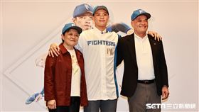 ▲孫易磊加盟日職火腿鬥士記者會，孫易磊和父母合影。（圖／記者劉彥池攝影）