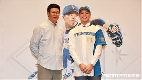 ▲孫易磊加盟日職火腿鬥士記者會，孫易磊和高中教練周宗志合影。（圖／記者劉彥池攝影）