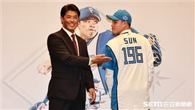 ▲孫易磊加盟日職火腿鬥士記者會，孫易磊穿上196號球衣。（圖／記者劉彥池攝影）