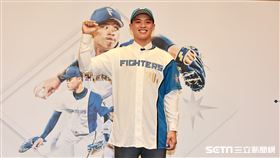 ▲孫易磊加盟日職火腿鬥士隊記者會，振臂替自己打氣。（圖／記者劉彥池攝影）