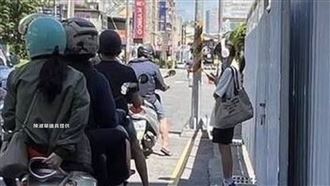 前有車陣後有圍籬　民眾等公車「貼壁站」