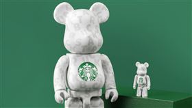 星巴克首度與頂級潮流玩具代表BE@RBRICK跨界聯名合作，100%+400%的星巴克BE@RBRICK套組則於11月2日全門市上市。（圖／星巴克提供）