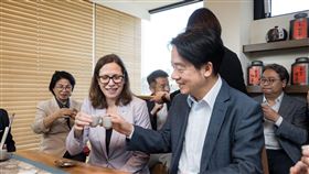 民進黨主席賴清德今（16）日邀請美國在台協會（AIT）主席羅森柏格（Laura Rosenberger）參訪台灣客家茶文化館。（圖／民進黨提供)