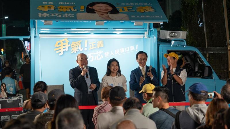 太尷尬了！徐巧芯街頭開金口：下架國民黨