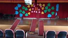 ▲北市東湖國小舞台倒塌10名學童慘遭壓傷（圖／北市消防局）