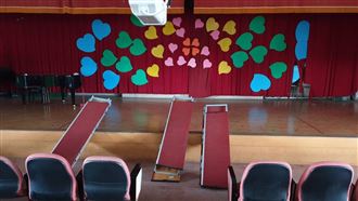 駁舞台塌　東湖國小：學生移動致重心不穩