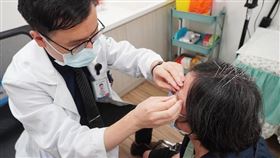 神經針刺治療是透過針刺人體特定部位，也就是神經反應點，來刺激興奮對應的大腦皮質功能。圖：聯新醫院提供