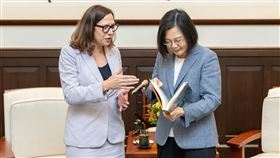 蔡英文總統今（16）日下午接見「美國在台協會（AIT）主席羅森柏格（Laura Rosenberger）」。（圖／總統府提供)