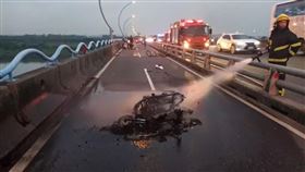 高屏大橋機車事故，造成2名男性各有頭部撕裂傷、肢體擦挫傷送醫救。（圖／翻攝畫面）