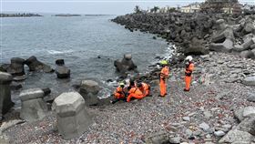 高雄1男子倒臥蚵仔寮消波塊身亡海巡署南部分署16日下午獲報有1名男子倒臥蚵仔寮北堤沙丘外消波塊處，隨即前往救援並對男子實施心肺復甦術（CPR），高雄市消防局人員到場後接續施救，並將男子送醫救治，但仍宣告不治。（警方提供）中央社記者蔡孟妤傳真  112年10月16日