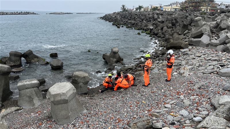 男子倒臥消波塊身亡！高雄警：追查身分中