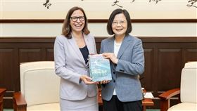 蔡英文總統今（16）日下午接見「美國在台協會（AIT）主席羅森柏格（Laura Rosenberger）」。（圖／總統府提供)