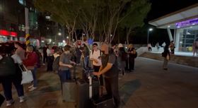 桃園機捷系統異常停駛，疏散120名旅客。（圖／翻攝畫面）