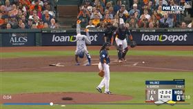 ▲賈西亞（Adolis Garcia）挨觸身球，打擊區側手翻再上一壘。（圖／翻攝自MLB官網）