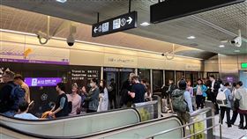 機捷系統異常經搶修恢復供電  千名乘客受影響桃園大眾捷運公司16日晚間發布新聞稿表示，16日晚間8時43分，A1台北車站至A11坑口站的第三軌電力異常跳脫，經工作人員緊急轉供後回復電力，僅造成A1台北車站到A7體育大學站暫停營運。中央社記者吳睿騏桃園攝  112年10月17日