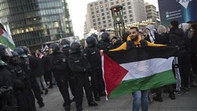 德國柏林波茲坦廣場15日的示威活動上，一名男子手持巴勒斯坦國旗。（圖／美聯社／達志影像）