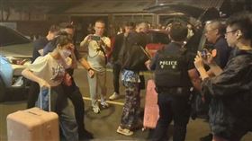 北市萬華分局日前前往鑽石大樓應召站「清樓」，除逮捕主嫌陳明傑及相關幹部，也逮捕了31名外籍與台籍小姐。（圖／翻攝畫面）