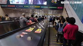 黃越綏表示，旅客們會自動地站在手扶梯上的右邊，主要是善意的空出左邊的通道，以供緊急狀態需要快速通過的旅客使用。（圖／資料照）