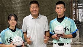 延平張子文參觀穀保訓練基地  獲贈簽名大棒球穀保家商棒球隊創辦人蔡明堂（中）16日邀請在黑豹旗開幕戰投出三振的延平中學棒球投捕張子文（左）、梁睿至（右）參訪穀保青棒訓練基地，穀保全體球員特別簽名大顆棒球，送給兩人留作紀念。（穀保家商棒球隊提供）中央社記者楊啟芳傳真  112年10月16日