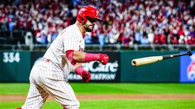 ▲舒瓦伯（Kyle Schwarber）擊出季後賽生涯第4支「首局首打席全壘打」。（圖／翻攝自費城人推特）