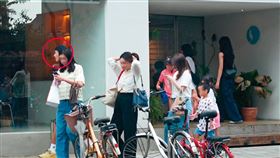 修杰楷（左一）帶著咘咘、波妞，及楊銘威的一雙兒女前去開車。（圖／鏡週刊）