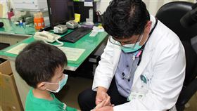 開學季小心腸病毒肆虐　大人小孩落實洗手衛福部豐原醫院小兒科主任馬志豪（右）表示，現為開學季，腸病毒傳染力強，除了幼童外，大人也會得腸病毒，吃東西前、如廁後一定要落實洗手。中央社記者趙麗妍攝　107年3月5日