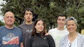 以色列滅門血案！一家人慘遭哈瑪斯屠殺　5人到死仍緊緊相擁不放手。（圖／翻攝自臉書）