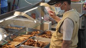 3月CPI年漲2.35%（3）主計總處11日公布3月消費者物價指數（CPI）年增率為2.35%，持續高於2%的通膨警戒線，外食費、水果、肉類、蛋類、房租、家庭用品及個人照顧服務費價格上漲也成為推力，物價上漲壓力仍大。圖為民眾11日在台北市北投中繼市場選購熟食。中央社記者徐肇昌攝  112年4月11日