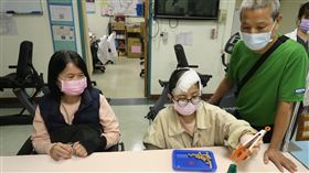 車禍昏迷一個月，洪女接受中醫師、職能治療師的治療。（圖／署立彰化醫院提供）