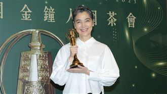 賴佩霞登台謝《人選》和她擁抱後快閃離開