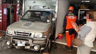 倒車暴衝進鎖店　休旅車撞破大門幸無人傷