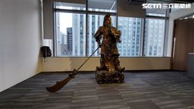 侯辦關公像的關刀掉落。(圖/記者陳怡潔攝影)