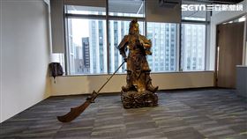 侯辦關公像的關刀掉落。(圖/記者陳怡潔攝影)