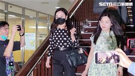 ▲周玉蔻再次出庭，仍否認犯罪並希望和解。張淑娟庭後痛批無法無天。（圖／記者楊佩琪攝）