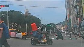 基隆網友拍下1名騎士後座乘客頂著橘色大水桶。（圖／翻攝自《基隆人日常》）