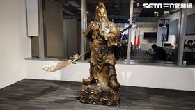 侯辦關公像的關刀恢復原位。(圖/記者陳怡潔攝影)