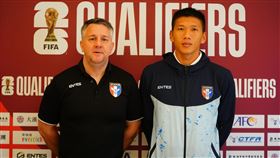 台灣男足總教練懷特、隊長吳俊青。（圖／中華足協提供）